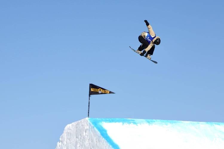 冬奥会|崭新的跳台 全新的开始——直击中国单板大跳台队公开训练 冬奥会|崭新的跳台 全新的开始——直击中国单板大跳台队公开训练