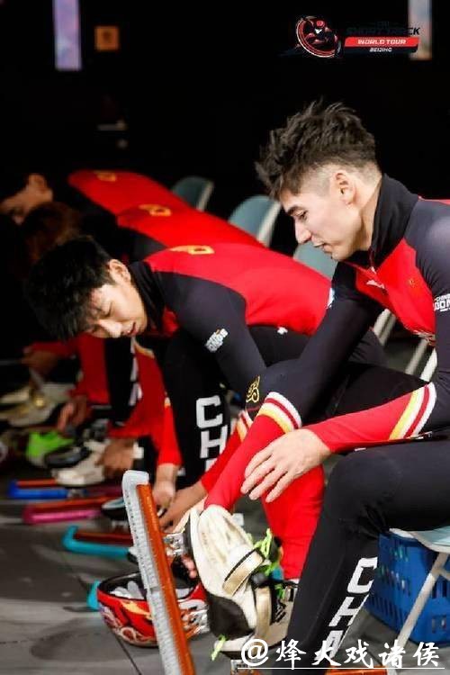 摘得冬奥会银牌后，孙龙教韩国选手叠国旗！刘少昂拥抱他的样子你看到了吗？